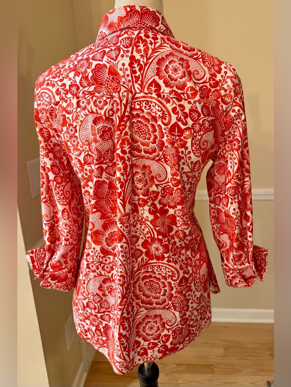 💄 Chico’s Red White Floral Scroll Print Button Front Shirt, Sz US 4 (chico’s 0) - Picture 3 of 7